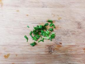 小葱洗净切碎
