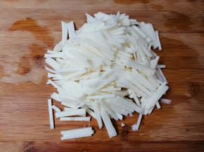 地瓜削去皮切成细条