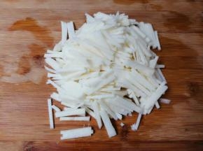 地瓜削去皮切成细条