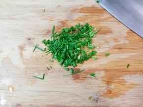 小葱洗净切成葱花