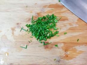 小葱洗净切成葱花