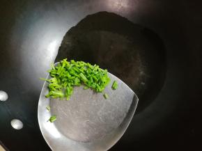 热锅凉油放入放入葱花煎出香味