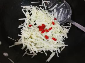 放入枸杞翻炒均匀