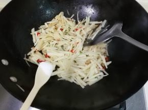 放入少许盐翻炒均匀