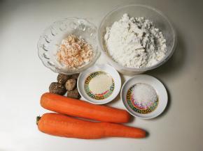 准备好食材：面粉，发酵粉，砂糖，胡萝卜，香菇，虾皮