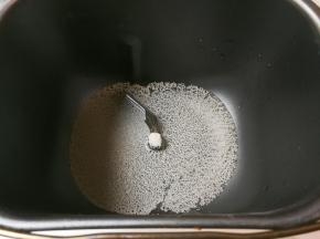 准备好食材：面粉，发酵粉，砂糖，胡萝卜，香菇，虾皮
