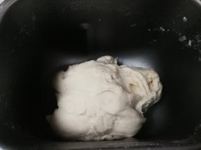 启动搅拌15分钟成湿润面团，静置十分钟