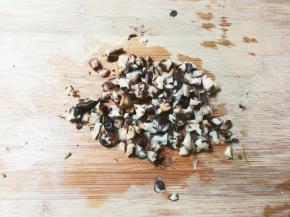 香菇提前清洗浸泡半小时，切碎