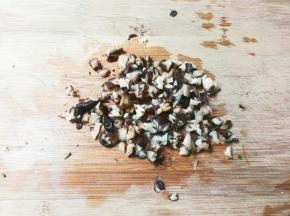 香菇提前清洗浸泡半小时，切碎
