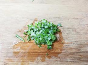 大葱洗净切碎