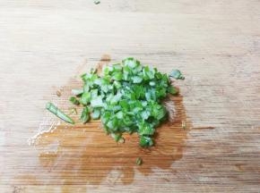 大葱洗净切碎