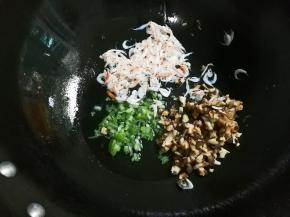热锅凉油放入香菇，大葱，虾皮