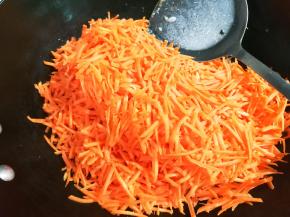 放入胡萝卜丝