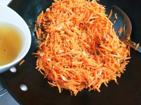 翻炒至变色，放入浸泡香菇的水翻炒至熟