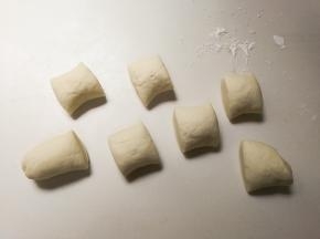 面团取出来揉匀，搓成长条分成小块