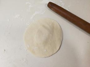 取一小块幹成中间厚，四周薄面皮