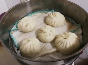 放入电蒸锅醒发四十分钟左右，看到表面湿润开始蒸，冷水一起算时间二十分钟，蒸好焖五分钟