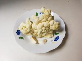 准备好食材：花菜，蒜瓣