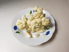 准备好食材：花菜，蒜瓣