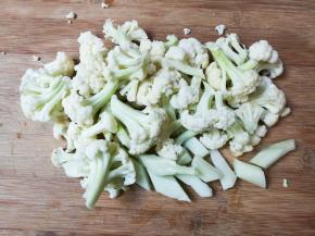 花菜扳成小朵，茎削去皮切成小段