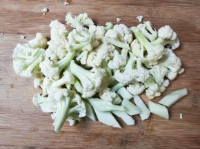 花菜扳成小朵，茎削去皮切成小段