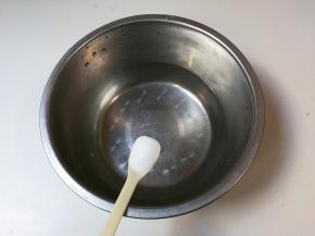 盆中放入一小勺盐搅化