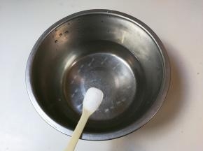 盆中放入一小勺盐搅化