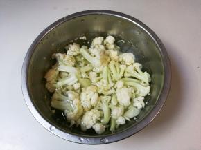 放入花菜浸泡五分钟冲洗干净
