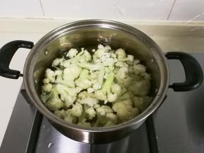 锅中水开，放入一小勺盐，放入花菜烧开，捞出来