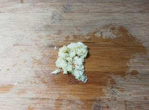 同时准备调料：蒜瓣剥去皮剁成蒜泥