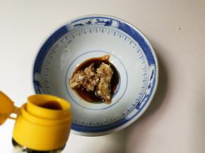 碗中放入蒜泥，半勺醋