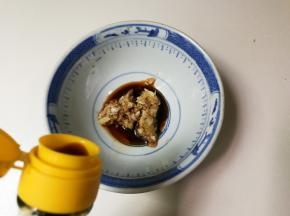 碗中放入蒜泥，半勺醋