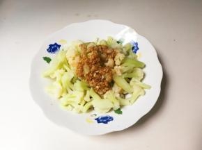 盘中放入花菜，浇水蒜泥酱醋汁