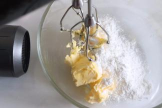 饼干的黄油室温软化加入糖粉，打发。如果室温较低，可以用微波炉叮一下，或者用热吹风辅助软化。