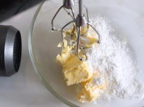 饼干的黄油室温软化加入糖粉，打发。如果室温较低，可以用微波炉叮一下，或者用热吹风辅助软化。