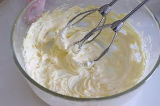 打发到蓬松，发白，羽毛状的状态。