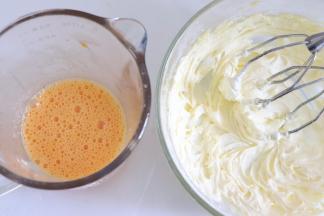 鸡蛋蛋散，分次加入到打发的黄油中。