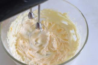 每次都是鸡蛋融合后再加入，直到最后全部加完。