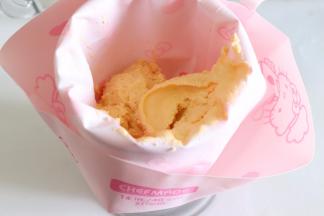 放入裱花带中，可以选用带齿的小号裱花嘴，或者直接是圆孔的都可以。