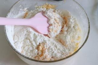 放入过筛的低筋面粉，用刮刀切拌匀。