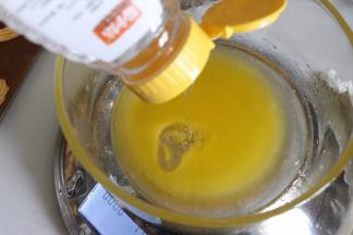 馅料的黄油隔热水融化成液态。加入麦芽糖，搅拌均匀