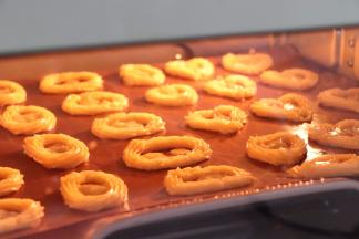 提前预热烤箱170大约10分钟左右，这个饼干需要多看一下状态，不要糊了