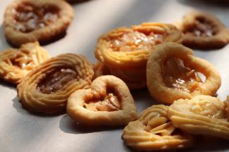 出炉后稍微晾一下，糖心变硬就可以取下了。做好的饼干，晾凉后密封保存。