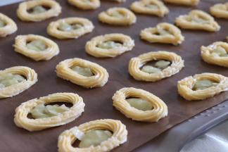 取一些放入刚才挤好的圈圈饼干中，放入一点就可以了，太多就比较甜了。