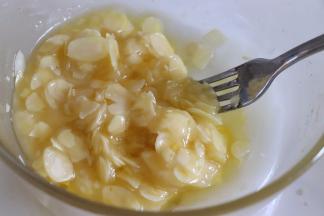 加入杏仁片，拌匀。，