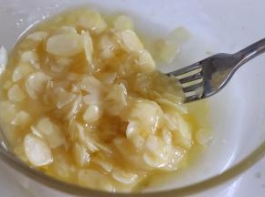 加入杏仁片，拌匀。，