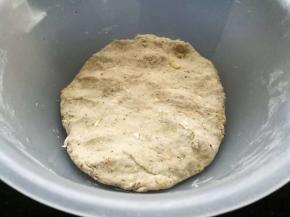 中种部分。酵母倒入水中搅拌，等酵母溶解，与多谷面包粉活成面团。