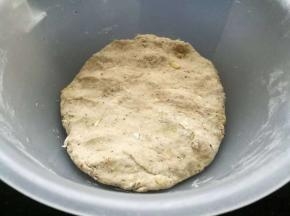 中种部分。酵母倒入水中搅拌，等酵母溶解，与多谷面包粉活成面团。
