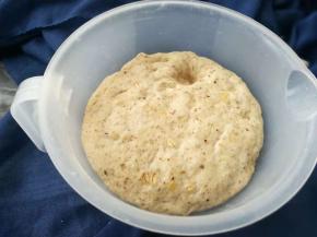 中种面团发酵发酵的过程中，将红糖放入杯子，倒入55克水，将红糖融化可以用热水，但是一定要量量使用。
中种发酵至三四倍大。撕开后，内部呈现很明显的蜂窝状组织。