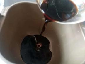 把红糖水,盐放入面包桶。